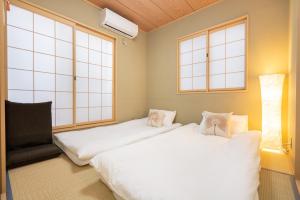 东京HANAMIKAKU-shinjuku/akihabara/asakusa/ginza/tokyo/narita/haneta Japanese House 100㎡的带2扇窗户的客房内的2张床