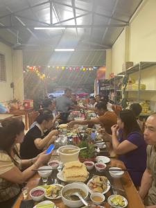 宁平Khách Sạn Hà Phương的一群坐在餐桌上吃食物的人