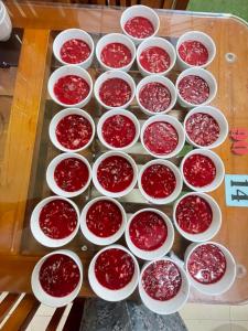 宁平Khách Sạn Hà Phương的一大堆装满红果酱的白碗