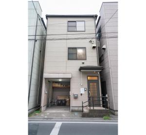 东京HANAMIKAKU-shinjuku/akihabara/asakusa/ginza/tokyo/narita/haneta Japanese House 100㎡的公寓大楼前面有一条街道