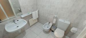 TeoMotel Montecarlo的白色的浴室设有水槽和卫生间。