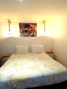 MonteConvés的一间卧室配有一张带地图的床
