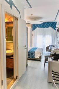格拉多姆布勒黎波里酒店的一间卧室设有一张床和一间浴室。