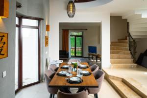 马尔马里斯Marmaris Private Villa-Villa Lufu的一间带桌椅的用餐室