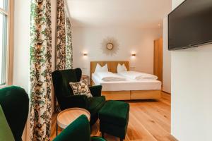 贝格海姆玛丽亚平原酒店的一间酒店客房,配有一张床和一台电视