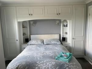 普雷斯顿The Bungalow的一间卧室配有一张带白色橱柜的大床