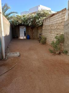 达哈布House with backyard in dahab的砖墙建筑的庭院