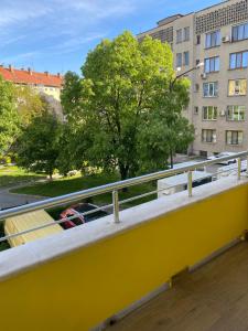 卡赞勒克Апартамент за гости ДИГЕНА的市景黄色阳台