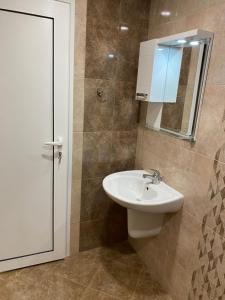 卡赞勒克Апартамент за гости ДИГЕНА的一间带水槽和镜子的浴室