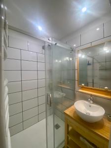 EnchastrayesLe refuge, chalet au pied des pistes au Sauze的一间带水槽和玻璃淋浴的浴室
