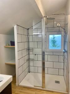 EnchastrayesLe refuge, chalet au pied des pistes au Sauze的浴室里设有玻璃门淋浴