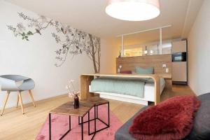 BissendorfArtRoom Boarding Apartment的卧室配有一张床和一张桌子
