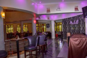 KisiiUfanisi Resort - Kisii的餐厅内拥有紫色照明的酒吧