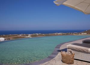 伊亚Danae Suites Santorini的海景游泳池