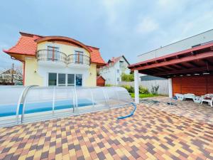 巴拉顿菲赖德Golden Bridge Deluxe Home - 4BR, terrace, bar, privat pool, grill, pet friendly的一座房子内庭院里的一个大型游泳池