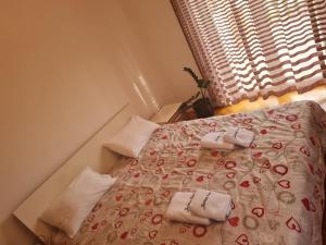里耶卡Apartment Donna Rijeka的一间卧室配有一张床,上面有两条毛巾