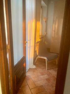 蒙福特达尔巴da Emi - La casetta in piazza的走廊上,房间里摆放着椅子和灯