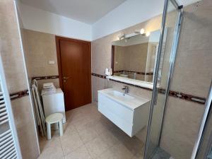 托尔博莱Appartamenti Baia Azzurra 4.的一间带水槽和镜子的浴室