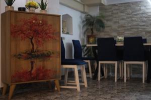 卡拉法特Hotel Casa Italia的一间带一张桌子和蓝色椅子的用餐室