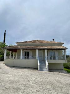 Ágios ProkópiosOlive Garden House的一个小房子,设有门廊和屋顶