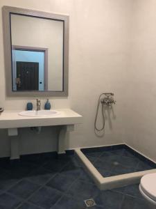 洛泽内茨Къща за гости “ ОАЗИС “ ет.2的一间带水槽、镜子和卫生间的浴室
