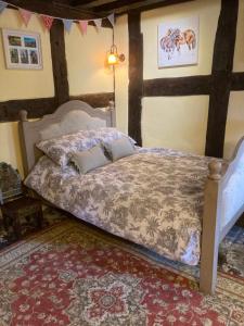 BodenhamThe Vauld, 2 bedroom suite with Bed and Breakfast的一间卧室配有一张床和地毯