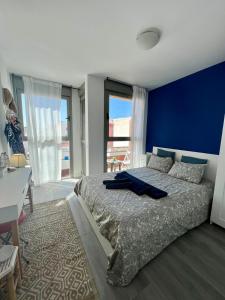 科拉雷侯Casa Uma的一间卧室设有一张蓝色墙壁的大床