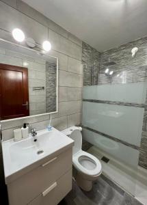 科拉雷侯Casa Uma的浴室配有卫生间、盥洗盆和淋浴。
