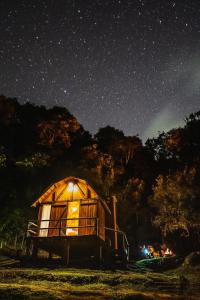 蒙特韦尔迪Montanha Home的夜晚星空下的木屋