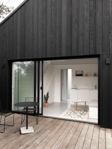 拉贝尔讷里昂雷茨Tiny House d'exception au bord de mer的客厅配有桌子和书桌