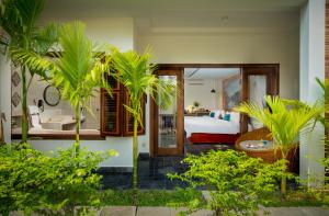 暹粒Bopha Wat Bo Residence的酒店客房带一张床和一间卧室