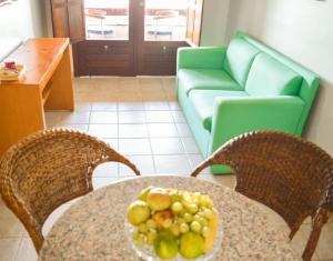纳塔尔Garbos Soleil Hotel的客厅桌子上的一盘水果
