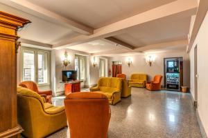 罗马麦迪逊酒店的客厅配有橙色椅子和电视