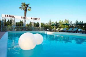 博洛尼亚博洛尼亚萨沃依亚乡村酒店的水中有两个白色球的游泳池