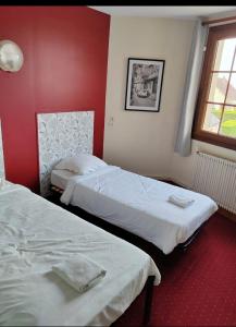 Le Bois de Cisecontact hôtel Le Temps Perdu的红色墙壁客房的两张床