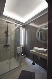 马科普隆K&C Rooms- Apartments的浴室配有卫生间、盥洗盆和淋浴。