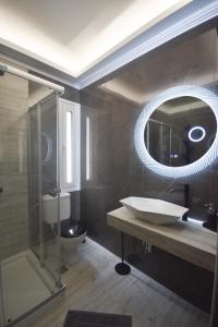 马科普隆K&C Rooms- Apartments的一间带水槽和镜子的浴室