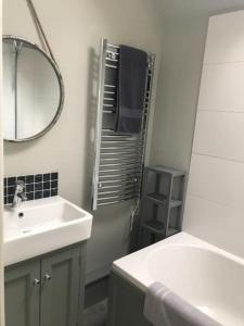 索尔兹伯里The Cowshed的白色的浴室设有水槽和镜子