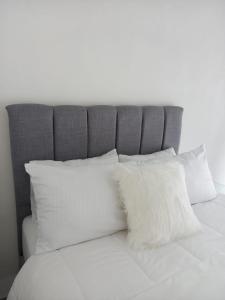 Vara BlancaDeluxe boutique lodge的床上的一堆白色枕头