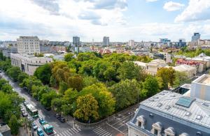 布加勒斯特Leonardo Hotel Bucharest City Center的树木和建筑的城市空中景观