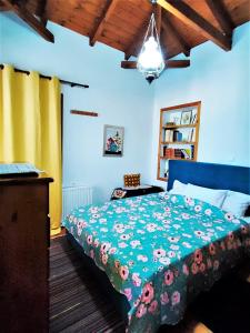 EvangelístriaArchontiko Kastellia的一间卧室配有一张带绿色棉被的床