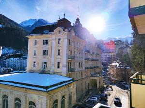 巴德加斯坦Bad Gastein Historic Center的太阳在城市中的建筑