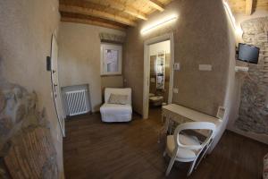 瓦雷泽Locanda Vecchia Osteria的客房设有带一张床和一张书桌的卧室。