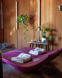 多博沃Villa Alma Vista的紫色桌子,上面有两个枕头