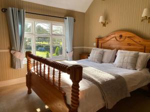 康格尔顿The Egerton Arms Astbury的一间卧室设有一张床和一个大窗户
