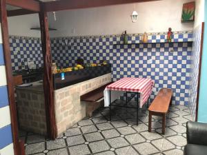 伦索伊斯Chapadão Hostel的厨房配有柜台、桌子和长凳