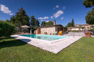 拉波拉诺泰尔梅Villetta Armaiolo的一座房子的院子内的游泳池