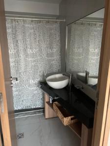 Villa MariniLeloir Premium的一间带两个盥洗盆和大镜子的浴室