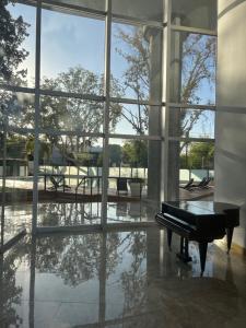 Villa MariniLeloir Premium的配有大窗户的钢琴