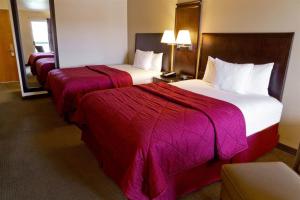 韦纳奇赛达斯旅馆的酒店客房,配有两张带红色毯子的床